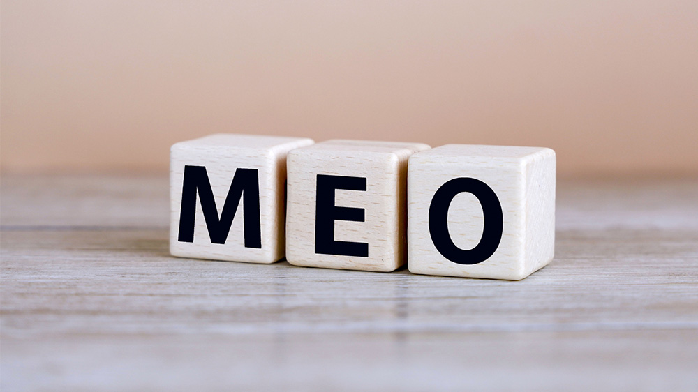 MEOと書かれた木のブロック